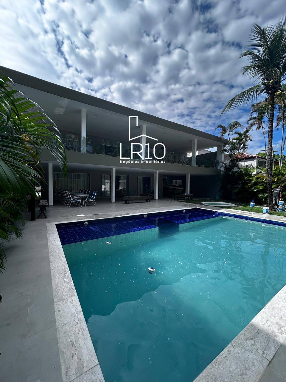 Casa à venda, no condomínio Santa Helena, Rio de Janeiro, Barra da Tijuca, com 5 suítes, 1100m² - LR10 Negócios Imobiliários