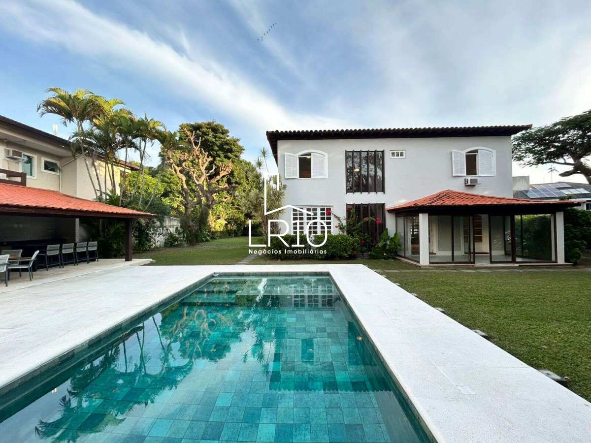 Casa Contemporânea Reformada no Arouca