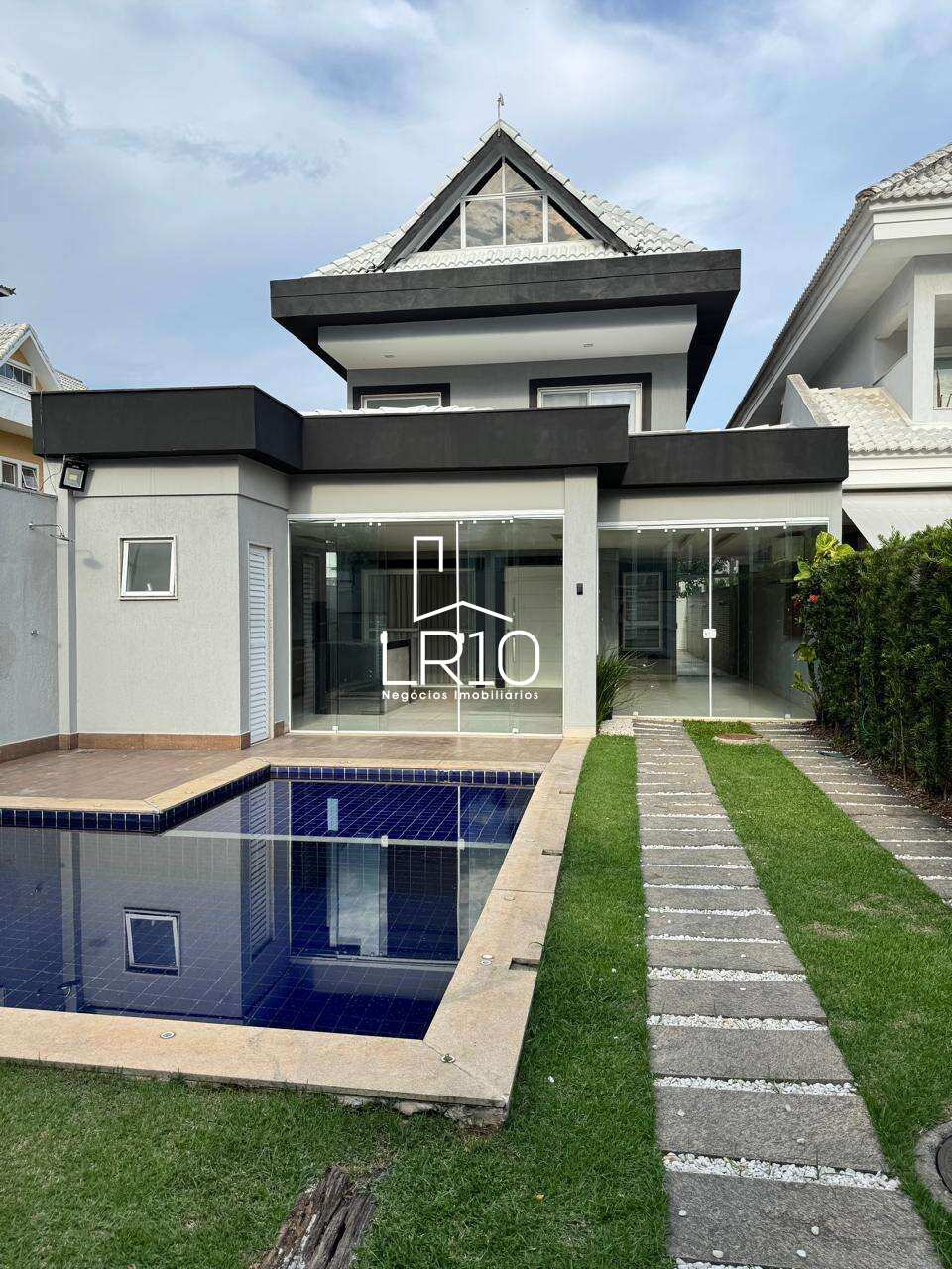 Casa Triplex de 360m² no Riviera Del Sol – 4 Suítes e Lazer Completo