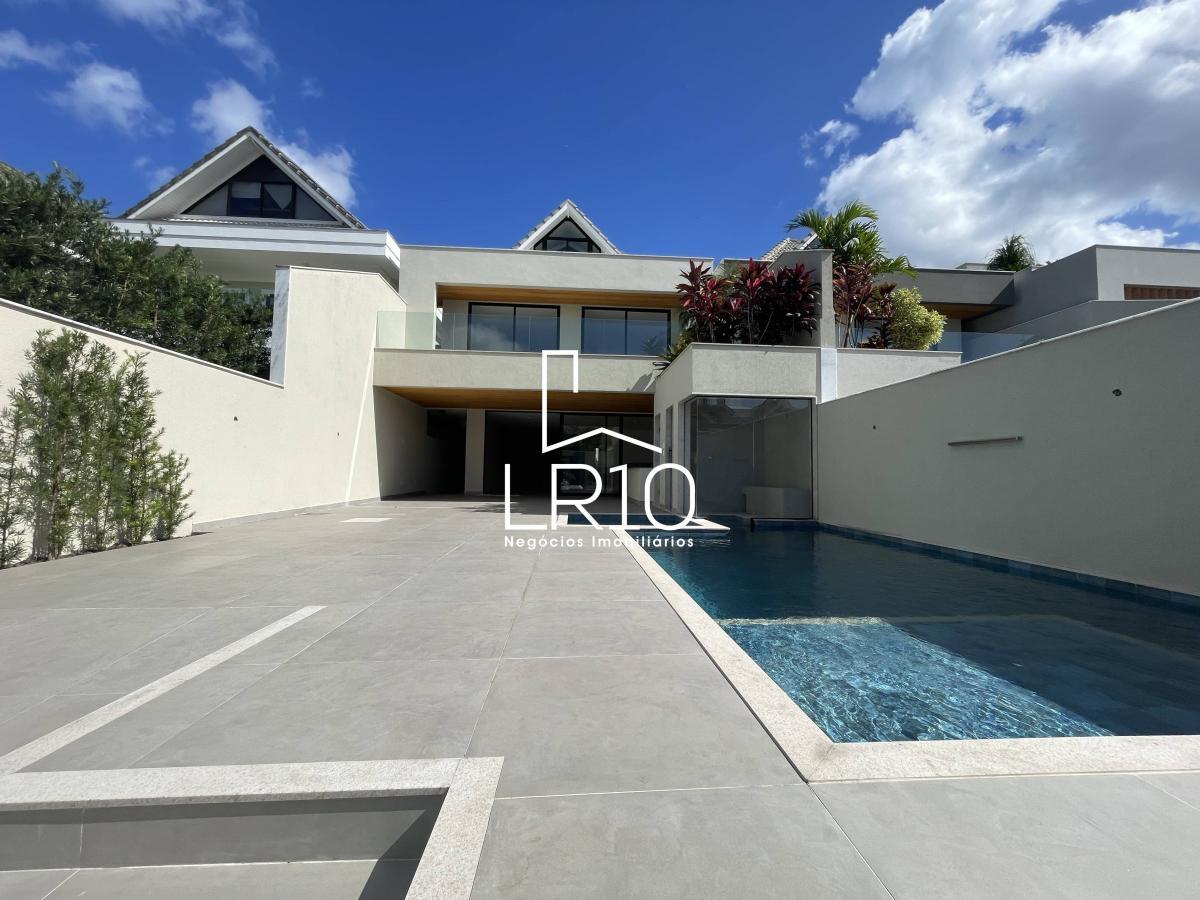 Deslumbrante Casa Contemporânea Triplex à Venda na Barra da Tijuca