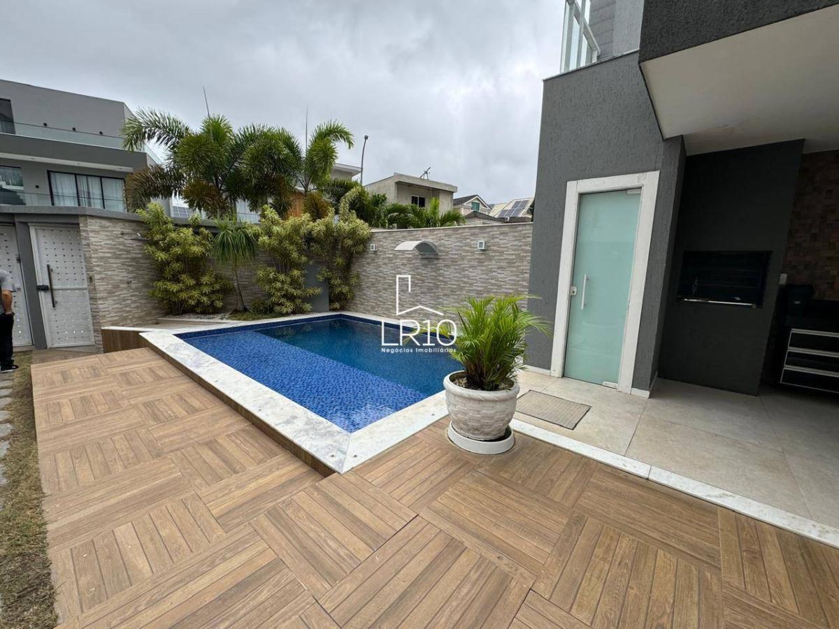 Oportunidade imperdível de adquirir ou alugar uma casa triplex com 400m², localizada a poucos metros da praia do Recreio dos Bandeirantes. - LR10 Negócios Imobiliários